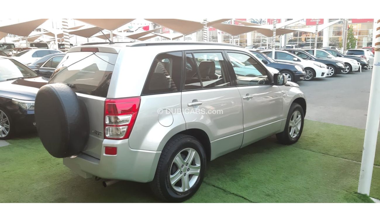 سوزوكي جراند فيتارا خليجى  بدون حوادث رقم 1 فتحة جلدمثبت سرعة رنجات حساسات جناح خلفى  2 ريموت تحكم مرايا بحالة ممتازة