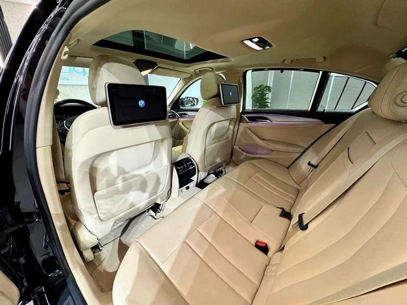 بي أم دبليو 520i EXCLUSIVE LUXURY ELITE BLACK 520i || TOP RANGE || GCC || SCREENS || LIKE