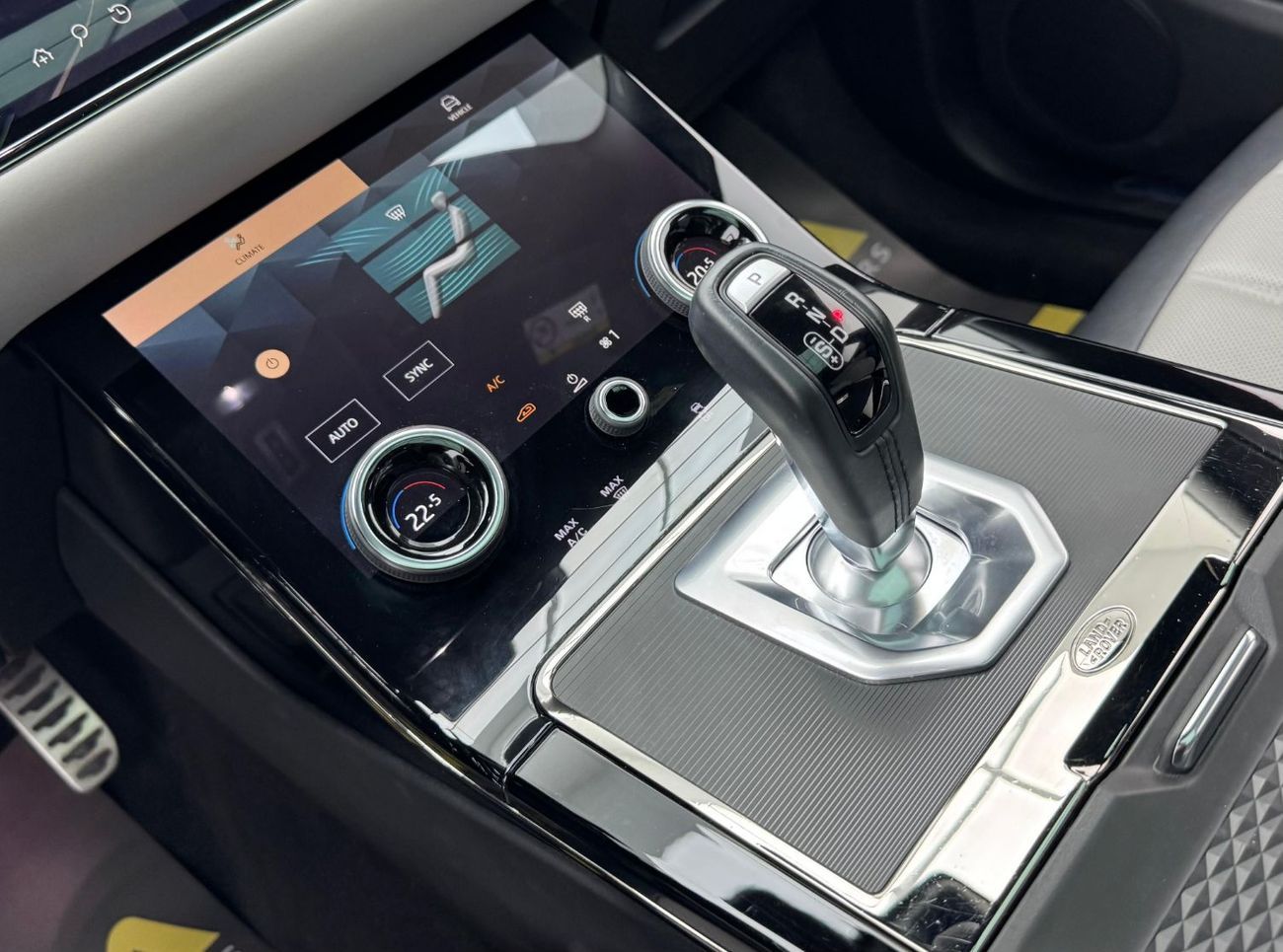 لاند روفر رانج روفر إيفوك P200 R-Dynamic SE 2.0L