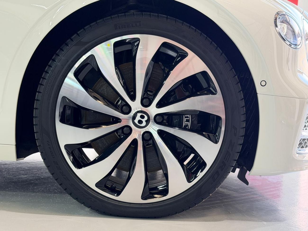 بنتلي فلاينج سبور 4.0T V8