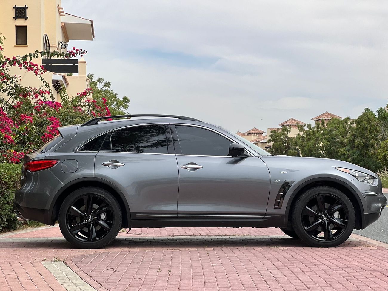 Infiniti QX70 S