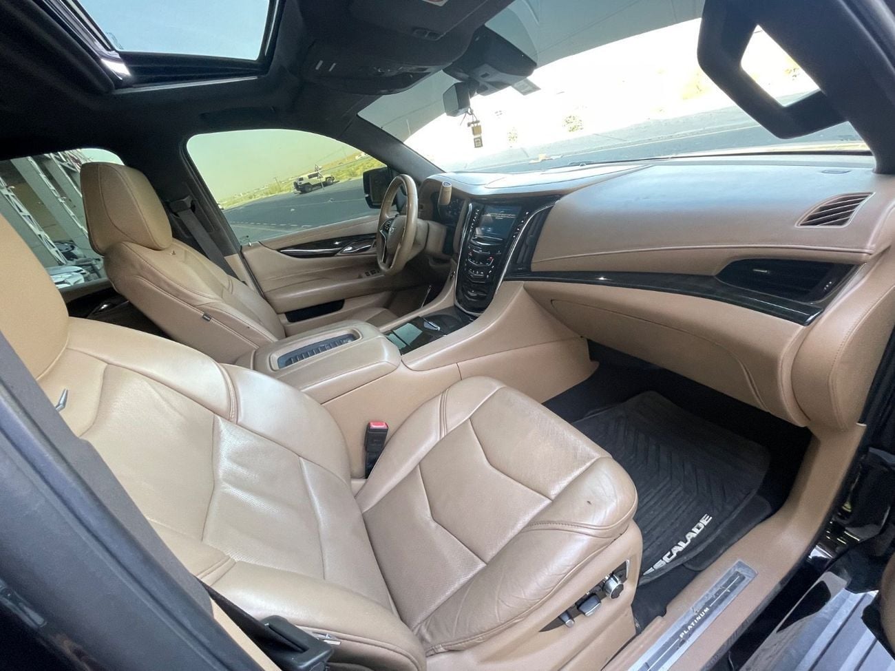 Cadillac Escalade Platinum 6.2L 7 SEATER / 360 CAMERA / SIDE STEP AUTOMATIC / WIRELESS CHARGER / SUPER CLEAN