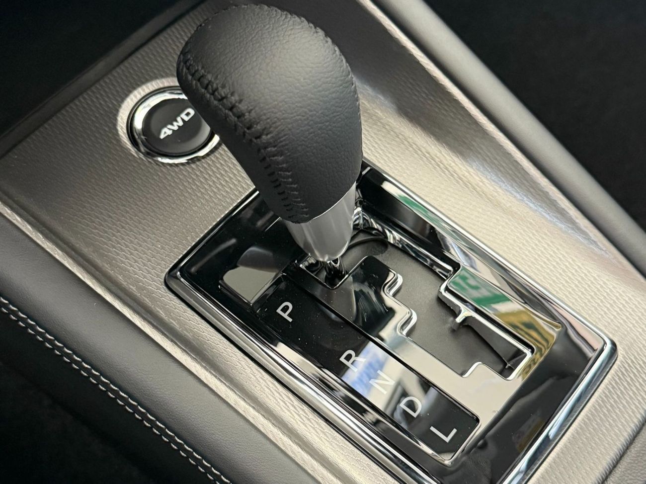 ميتسوبيشي ASX 2.0 LUXURY 4WD PANORAMA **EXPORT ONLY**التصدير فقط خارج الخليج***