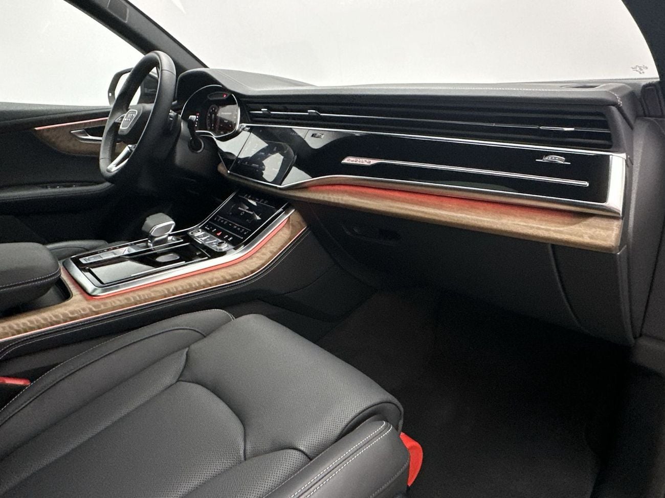 أودي Q8 55 TFSI quattro (340 HP) Luxury (Ref# 020191)