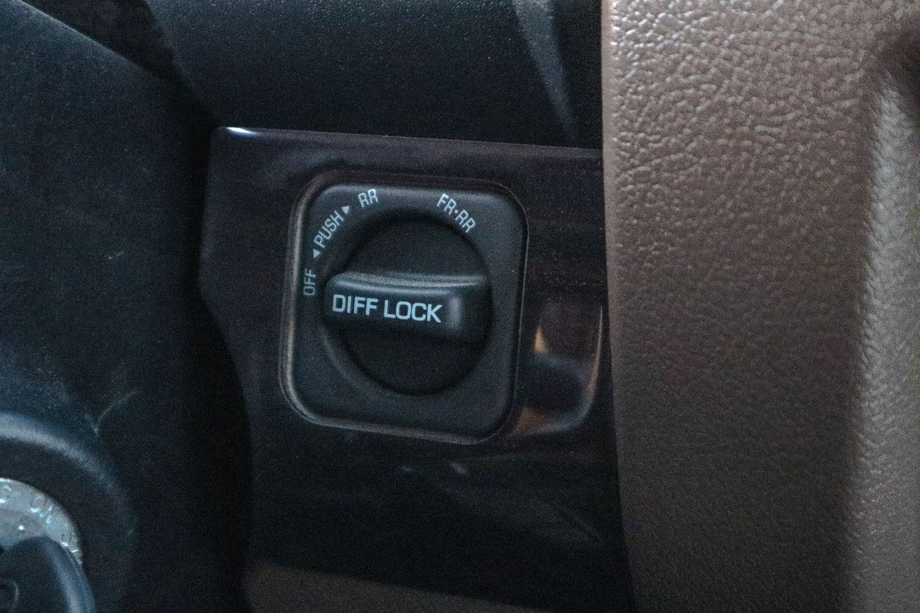 تويوتا لاند كروزر بيك آب Std 4.0L Double Cab Utility 4WD