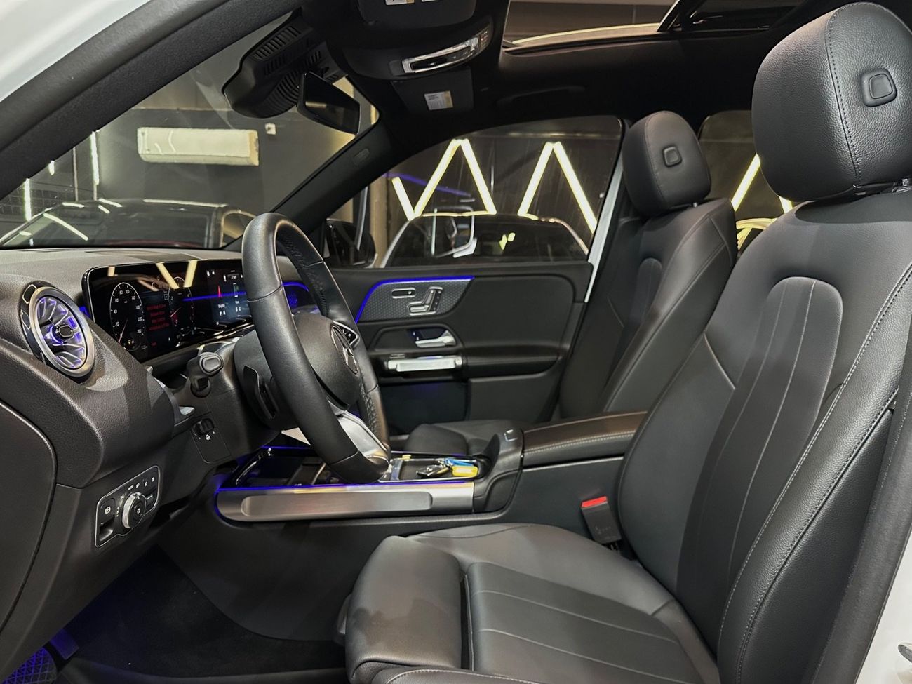 مرسيدس بنز GLB 250 4MATIC 2.0L (221 HP) MERCEDES-BENZ GLB250 4MATIC | 2024 | FULL OPTIONS | VERY GOOD CONDITIONS