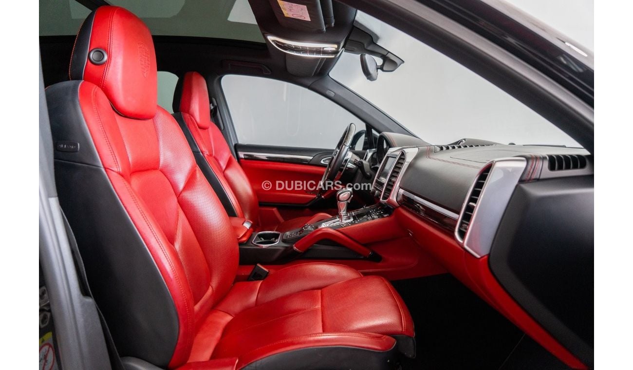 Porsche Cayenne 2015 Porsche Cayenne S / Sport Chrono Package Plus / Two Year ARM Service Pack