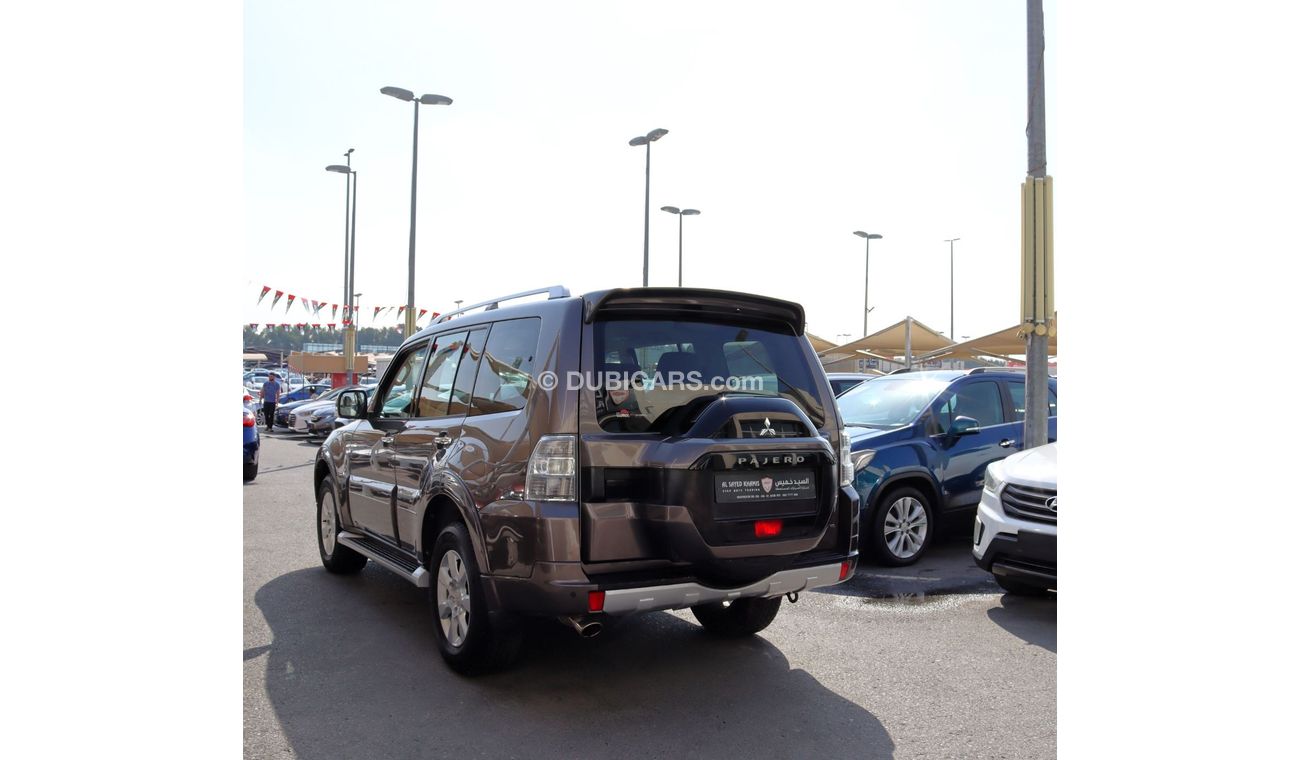 Mitsubishi Pajero GLS Mid ACCIDENTS FREE - ORIGINAL PAINT - GCC - MID OPTION - PERFECT CONDITION INSIDE OUT