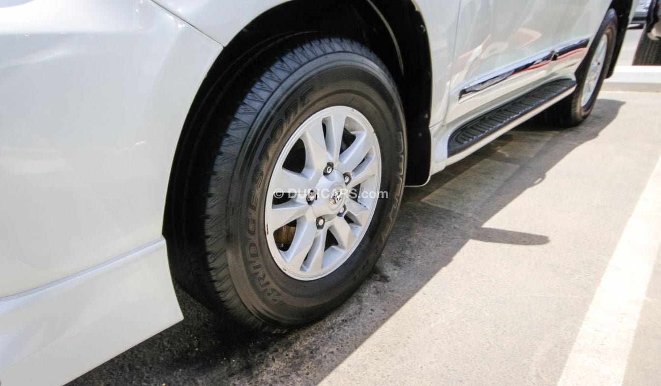 Toyota Land Cruiser GXR V8