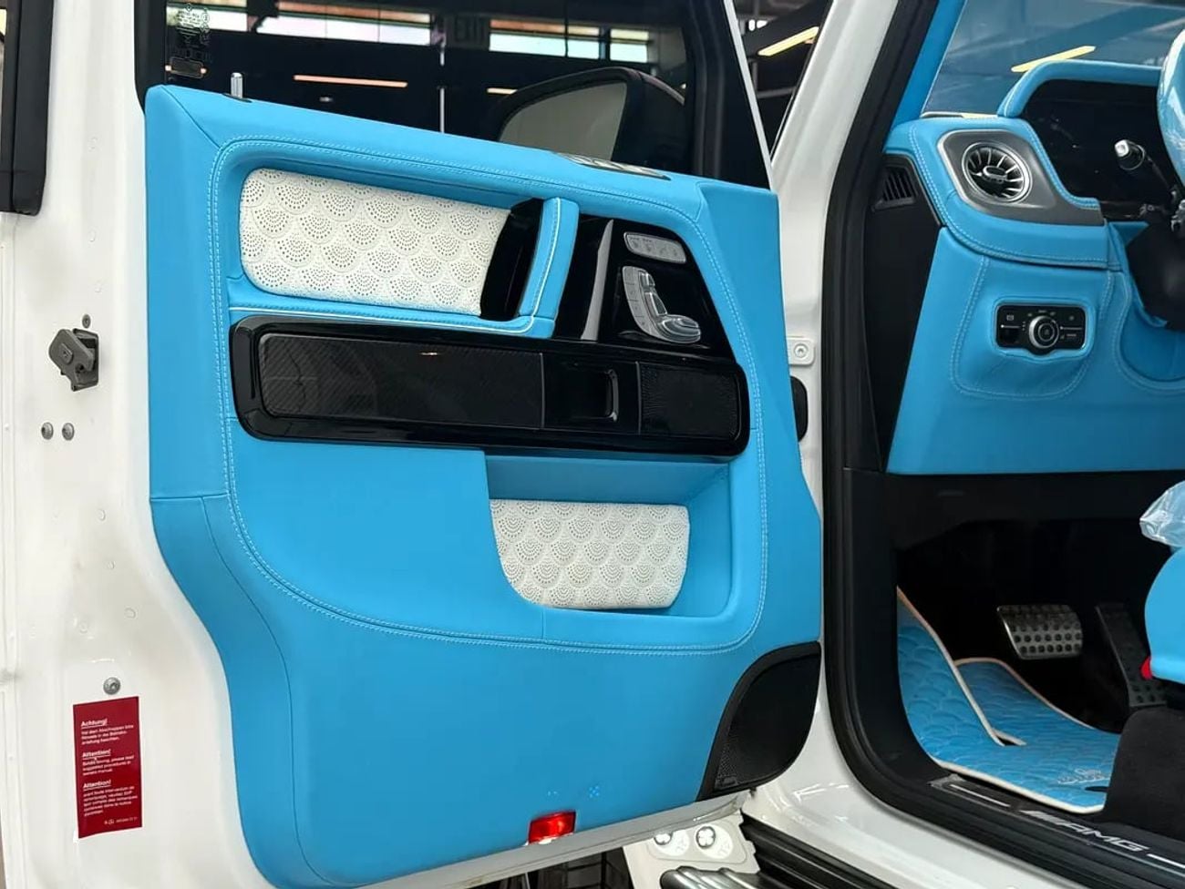 Mercedes-Benz G 63 AMG 2025 Mercedes-Benz G 63 AMG Brabus G800 – White with Sky Blue Interior