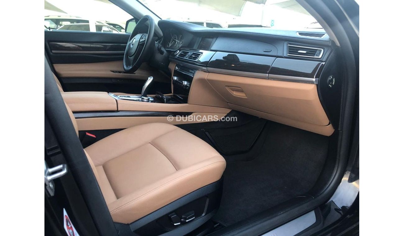 بي أم دبليو 730Li موديل 2012 خليجي فل مواصفات حاله ممتازه من الداخل والخارج مالك واحد من الوكاله فل مواصفات كراسي جلد