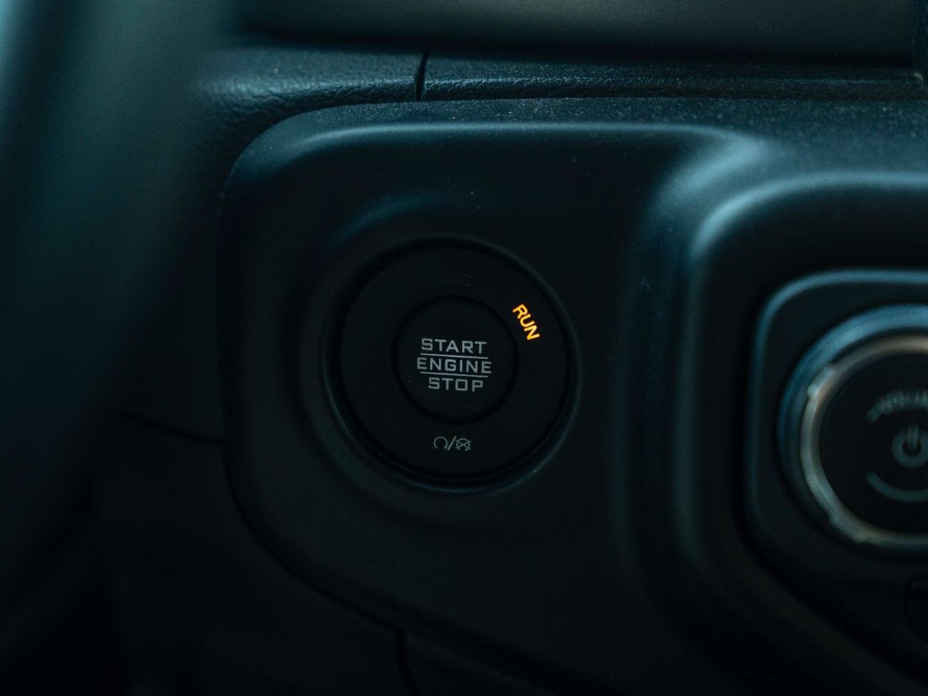 جيب جلادياتور AED 2,516 PM • GLADIATOR SPORT • ONLY 43,000 KM • OFFICIAL JEEP WARRANTY UNTIL 2027