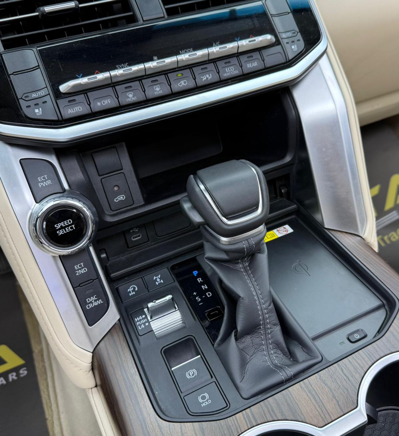 تويوتا لاند كروزر GXR 4.0L 2025 Toyota Land Cruiser GXR Top, Toyota Warranty + Service Pack, Low Km, 7 Seater, GCC