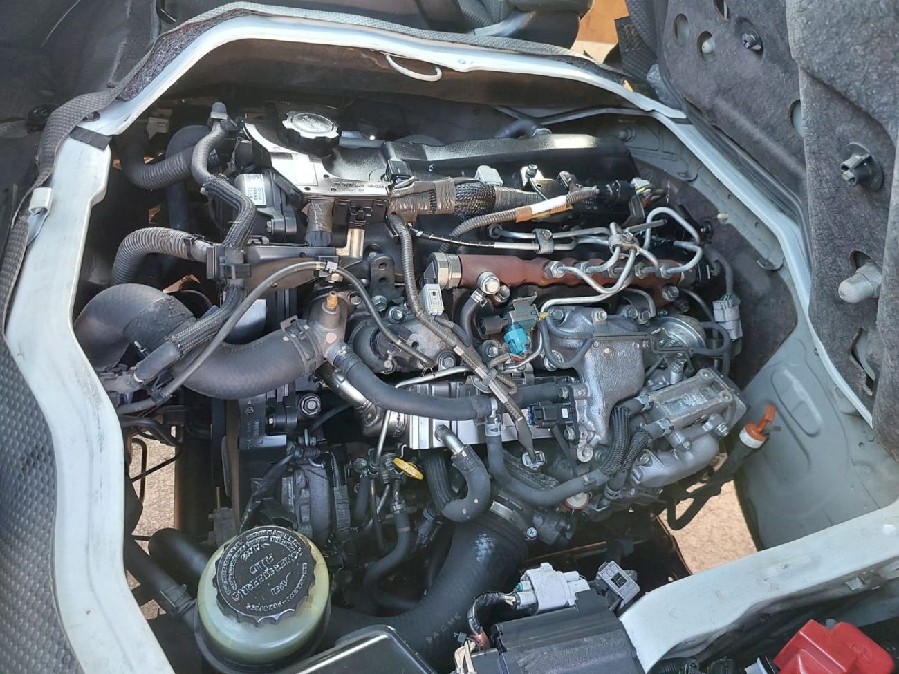 Toyota Hiace TOYOTA HIACE VAN RHD 2015 MODEL 3.0 L DIESEL AUTOMATIC(PM16111)