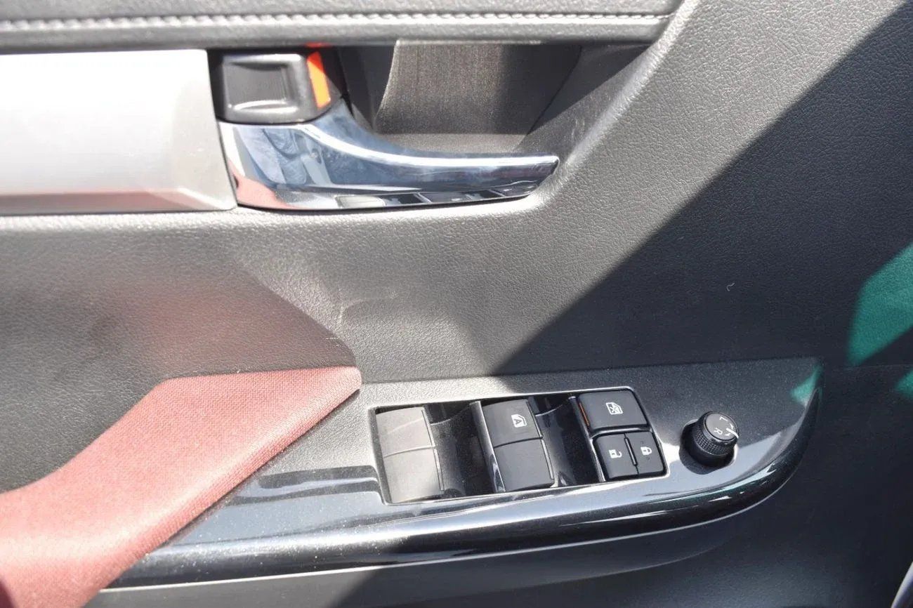 Toyota Hilux SR5 MT 2.7 PETROL