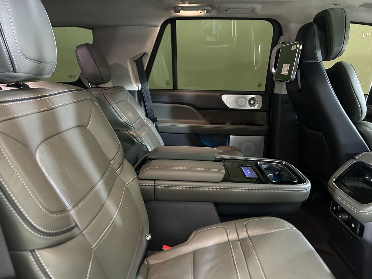 Lincoln Navigator Presidential 3.5L N1924 NAVIGATOR PRESIDENTIAL / FREE INSURANCE & REGISTRATION / AL QOUZ SHOWROOM