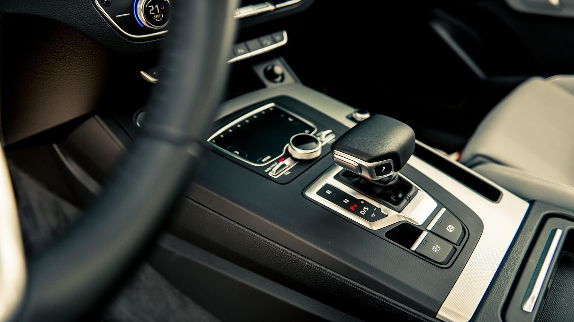 أودي Q5 interior - Gear