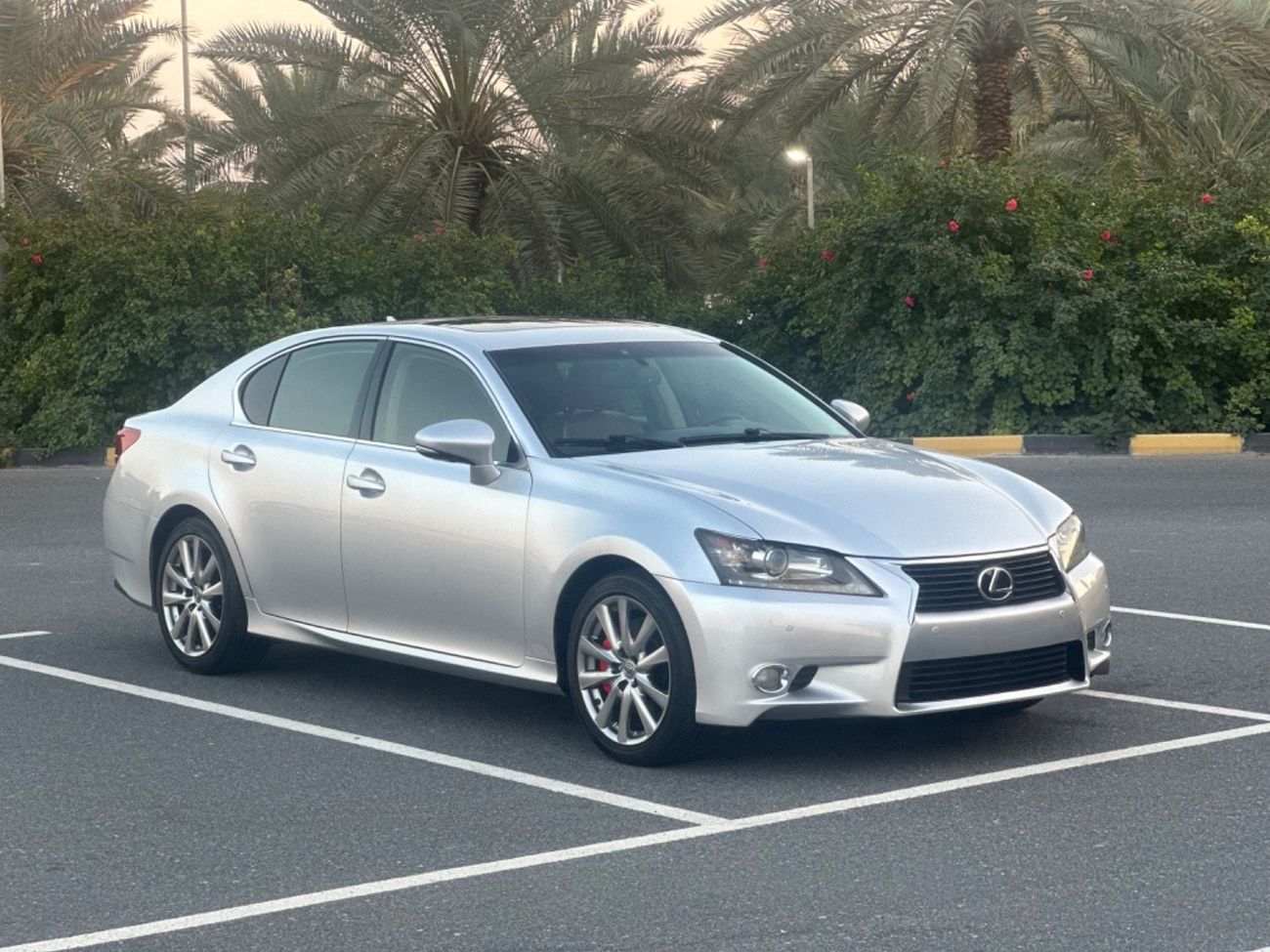 لكزس GS 350 موديل 2013 حاله ممتازه من الدآخل والخارج فل مواصفات فتحه وجلد ومثبت سرعه وتحكم كهربائي كامل