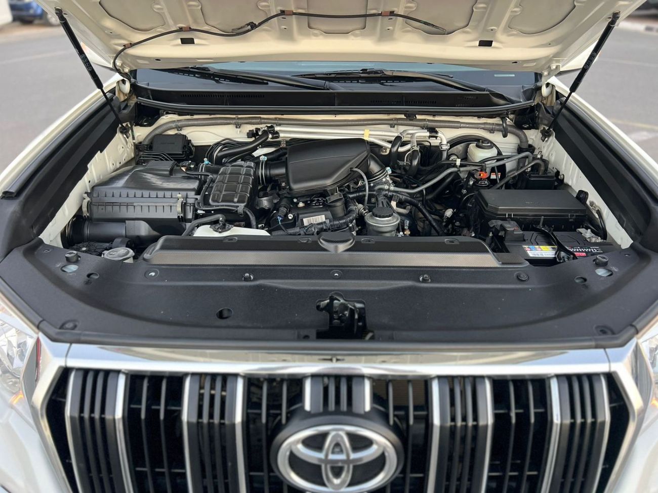 Toyota Prado 2019 Toyota Prado TXL 2.7L V4 - AWD 4x4 - GCC - Full Screen - Leather seat  - 7 Seater