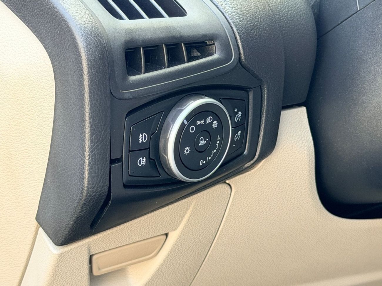 Ford Focus Trend 1.6L Hatchback FORD FOCUS 1.6L A/T Eco boost | 2017 | GCC SPECS | AED 530 per month