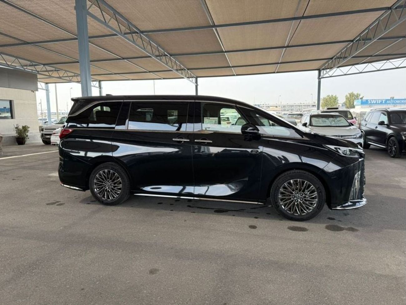 Lexus LM 350h Lexus LM 350H VIP Luxury 4-Seater AWD 2025 Model Year