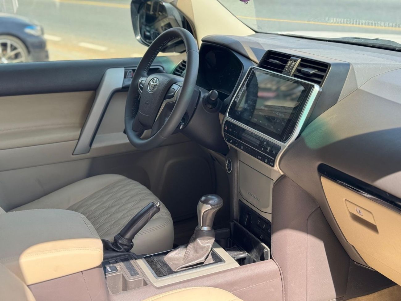 تويوتا برادو Std 4.0L V6 4.0L / GCC / 4X4 / BIG SCREEN / FRIDGE / 7 SEATER / IN PERFECT CONDITION