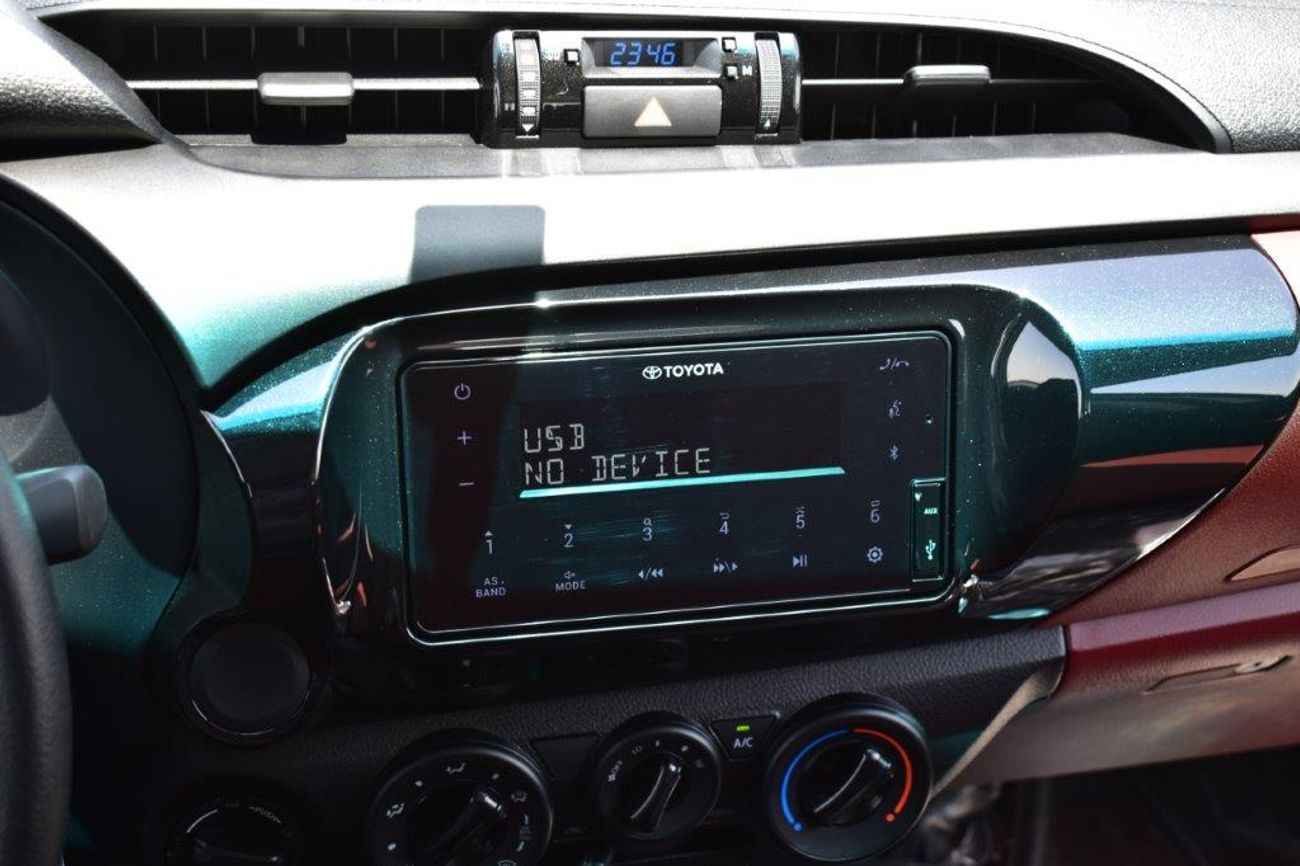 تويوتا هيلوكس DLX- E 2.4L Diesel Manual Transmission 6 Seater