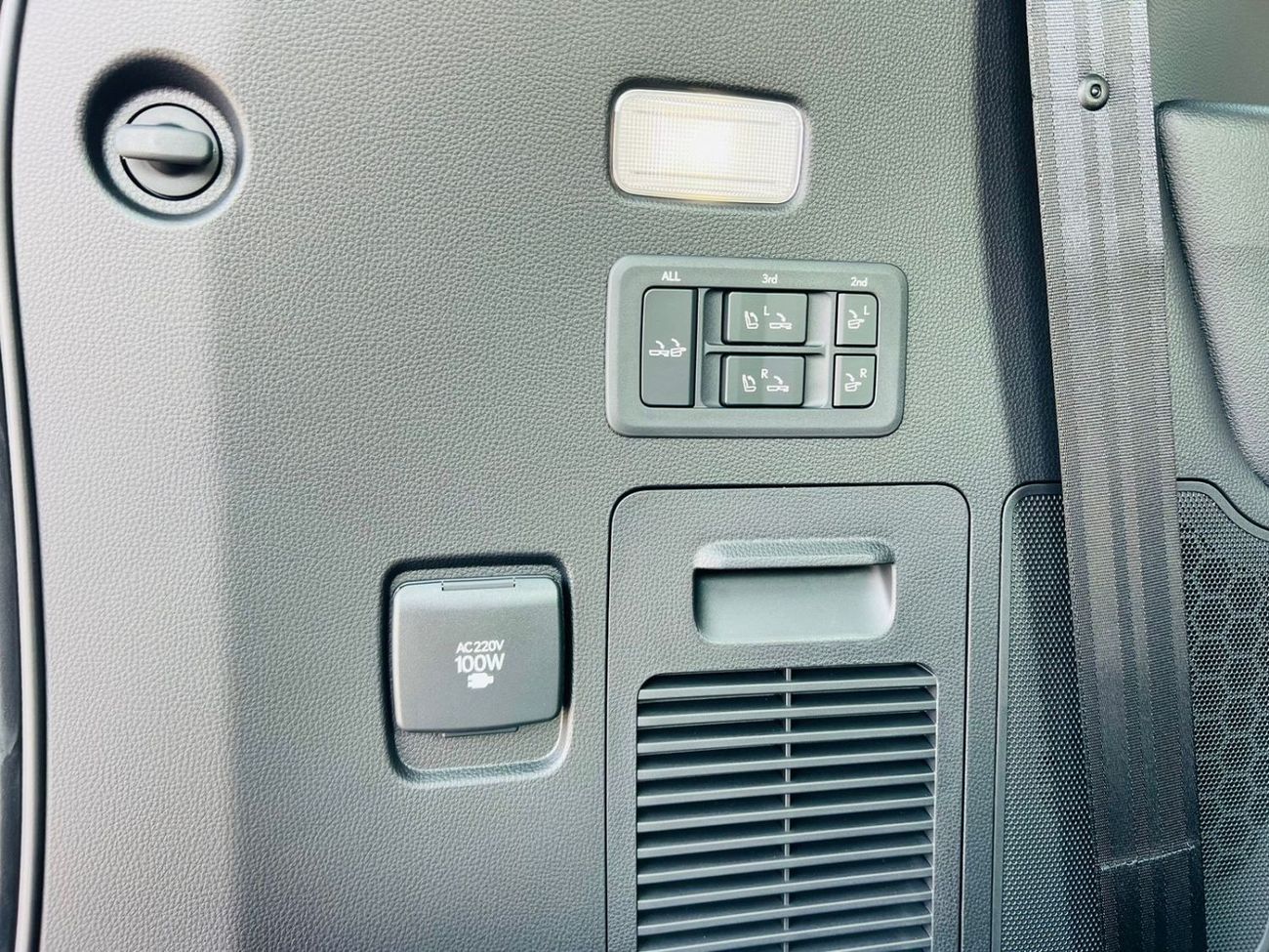 Lexus LX 600 LEXUS_LX600_SIGNATURE_2023_GCC_FULL_OPTIONS_WHITE_2024_AVAILABLE