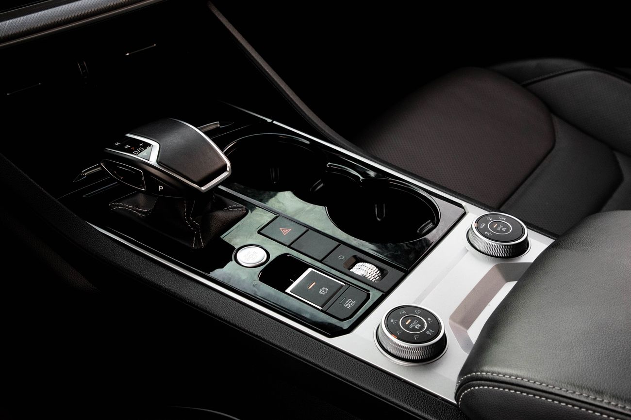 فولكس واجن طوارق 3,134 P.M | 0% Downpayment | TOUAREG R LINE | AGENCY WARRANTY!