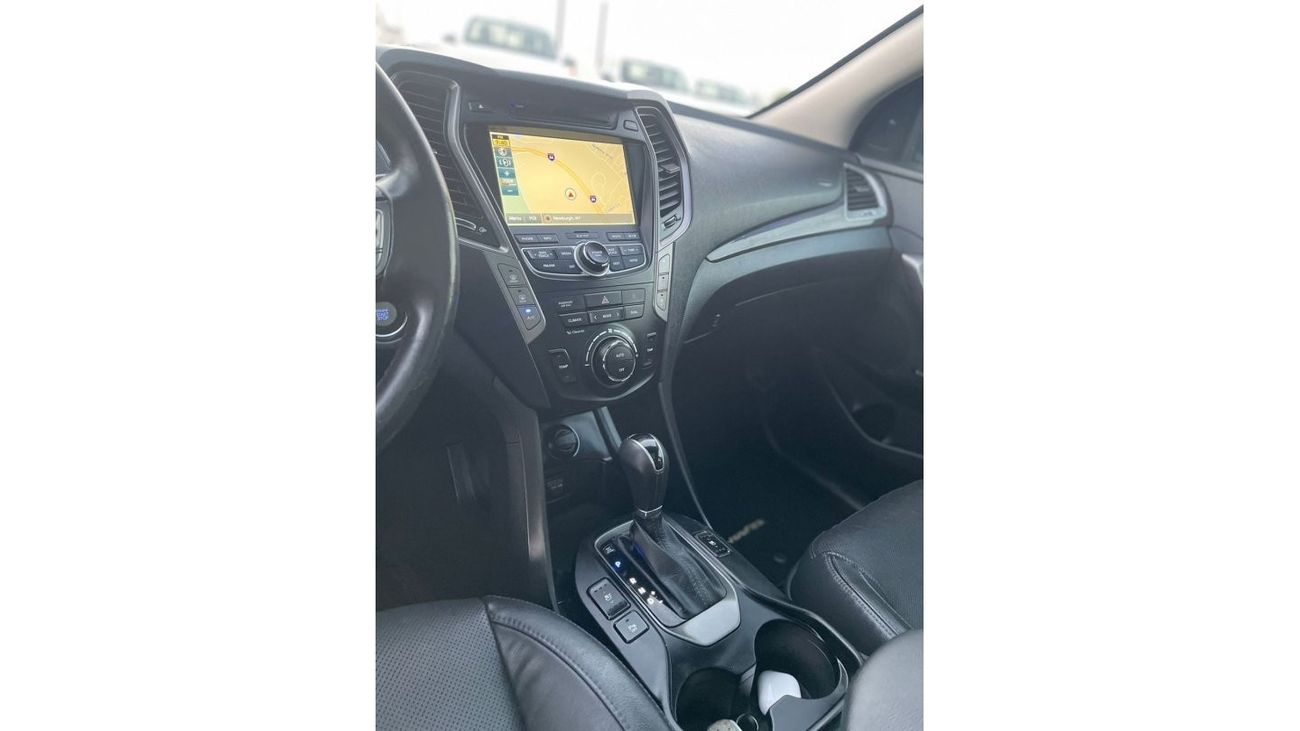 Hyundai Santa Fe 2015 Hyundai Santa Fe Ultimate Limited Edition Full Option - 3.3L V6 - AWD 4x4 - 7 Seater Full Panor