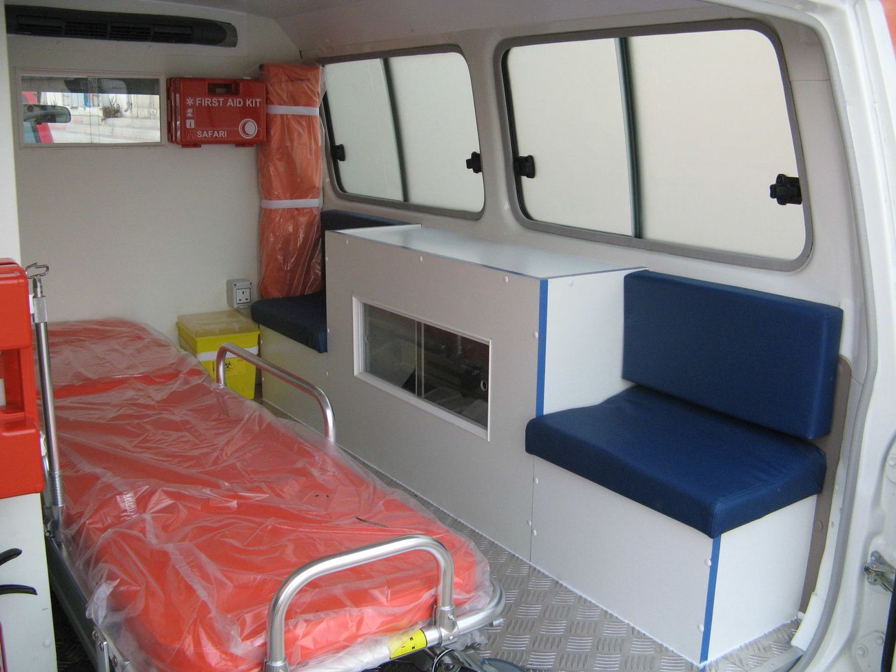 تويوتا لاند كروزر 70 Hardtop Ambulance LC78 4.2L