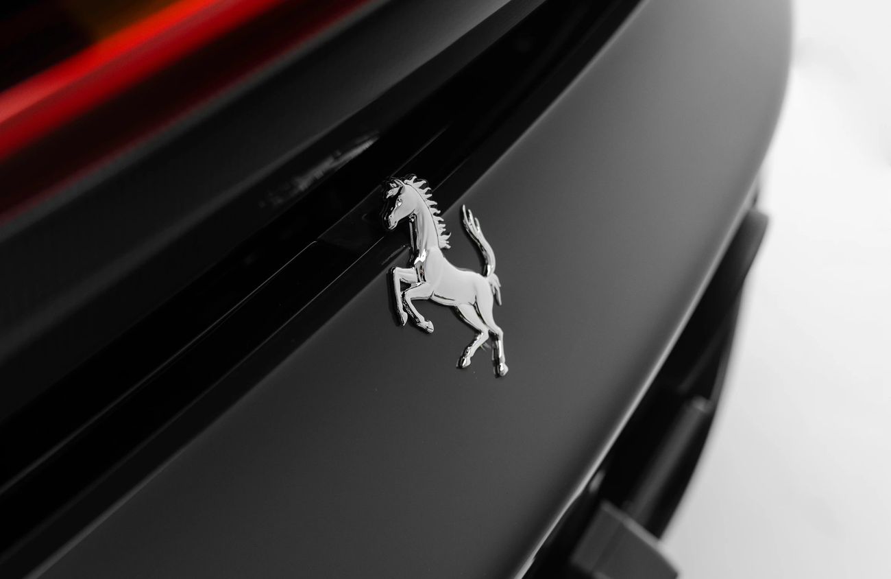 فيراري SF90 ستراديل 4.0L V8 Twin-Turbocharged Engine + eMotor