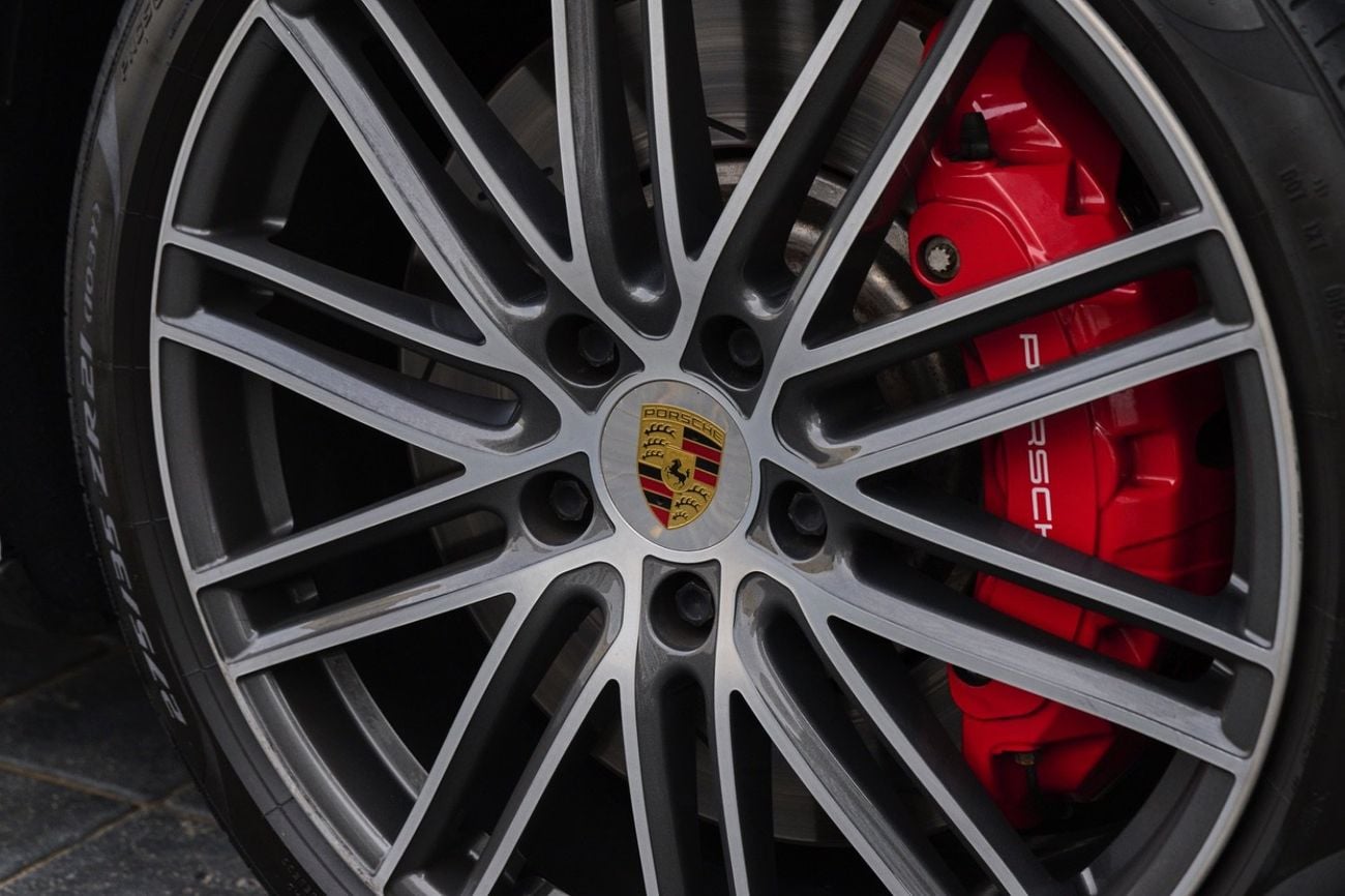 Porsche Panamera Turbo 4.0L AWD