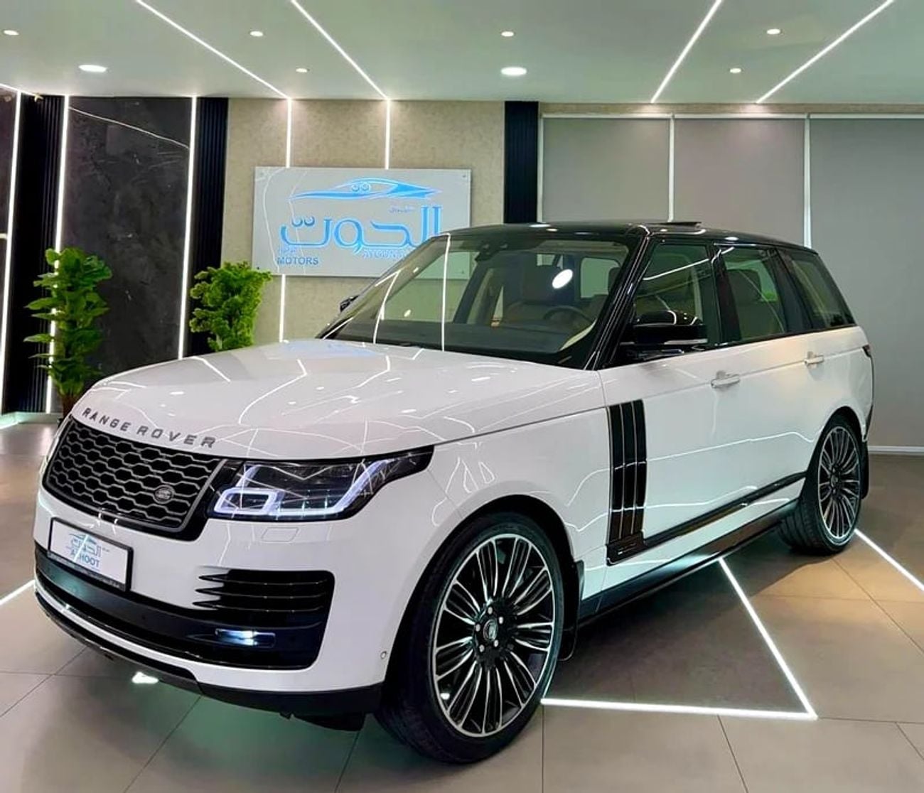 Land Rover Range Rover AUTOBIOGRAPHY KIT RR VOGUE SUPERCHARGED || GCC || FULLY LOADED || SCREENS