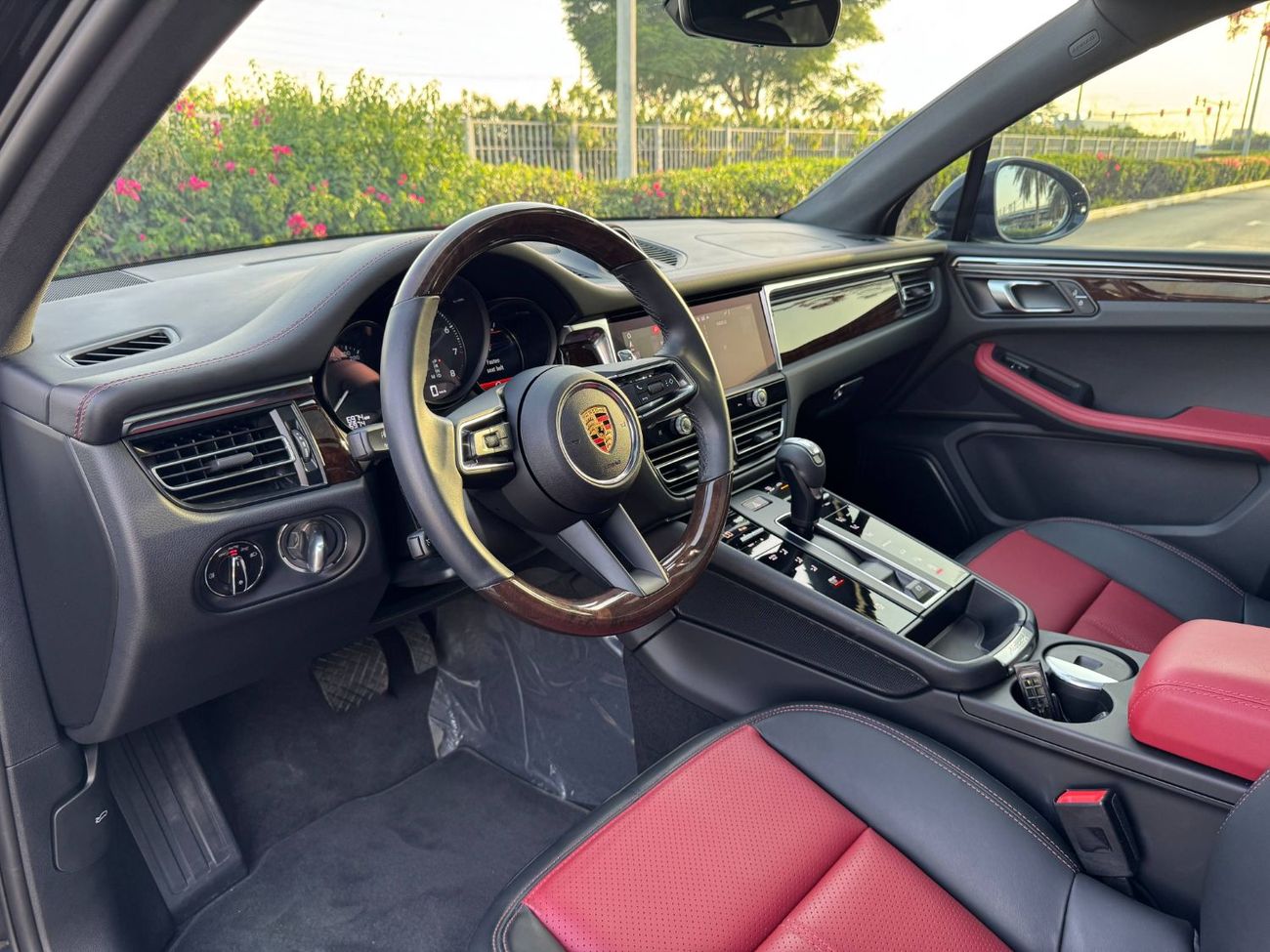 Porsche Macan Std 2.0L (252 HP) GCC SPEC UNDER WARRANTY NEAT AND CLEAN