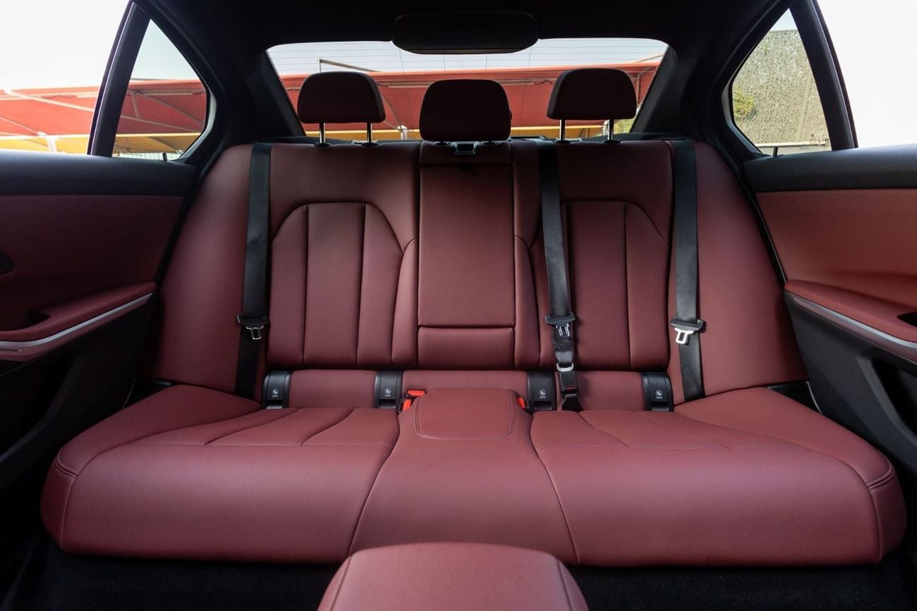 BMW 318i BMW 318i Excellence 2.0 Twin Turbo 2025 GCC | Agency Warranty | Service Contract