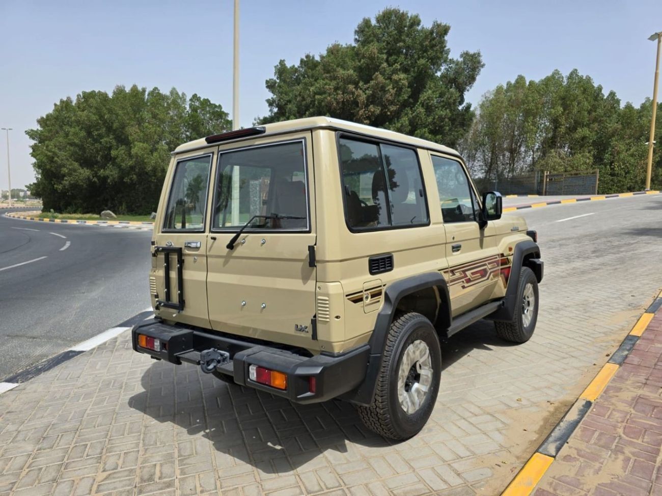 Toyota Land Cruiser 70 DLX 4.0L TOYOTA LAND CRUISER HARDTOP (70 SERIES) (GRJ71) 2024 ZERO km AUTOMATIC V6 engine 4.0 availa