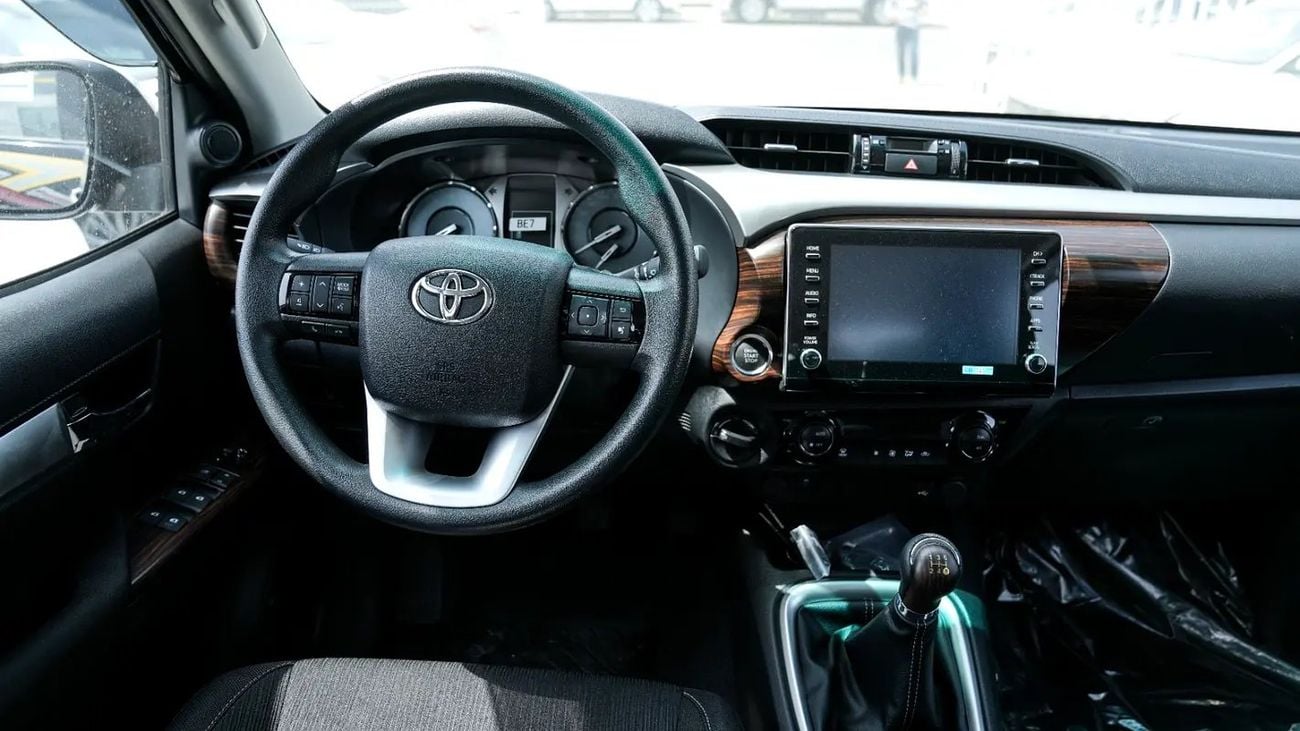 تويوتا هيلوكس SR5 (NON GCC) Brand Double Cab GLX 2.7 SR5 - GCC Specs