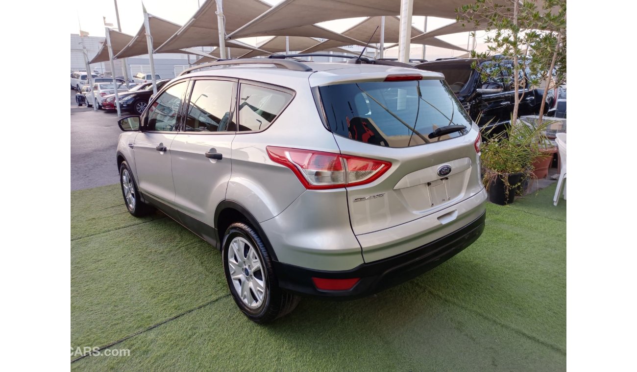 Ford Escape Gulf model 2014 silver color, fingerprint, cruise control, rear camera sensors, screen, in excellent