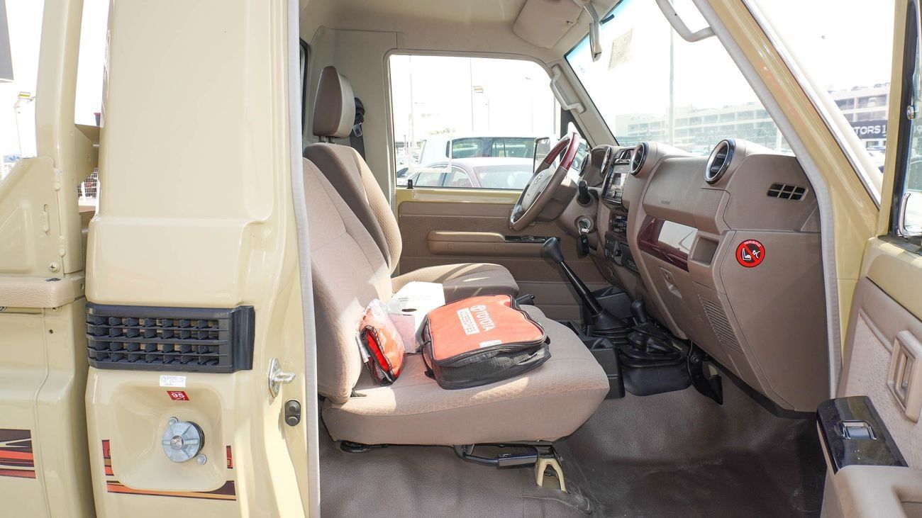 تويوتا لاند كروزر بيك آب 4.0L V6 M/T