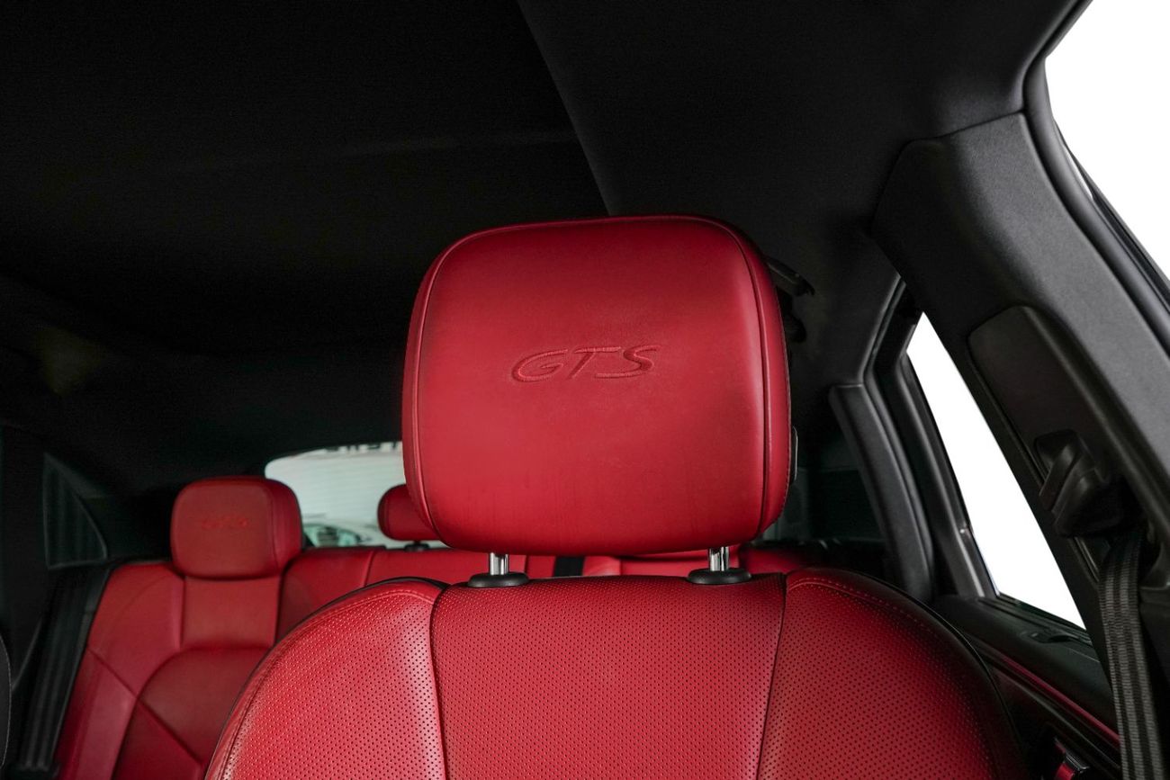 Porsche Macan GTS 3.0L (360 HP) Red Brake Calipers- GCC- Full Porsche Service history