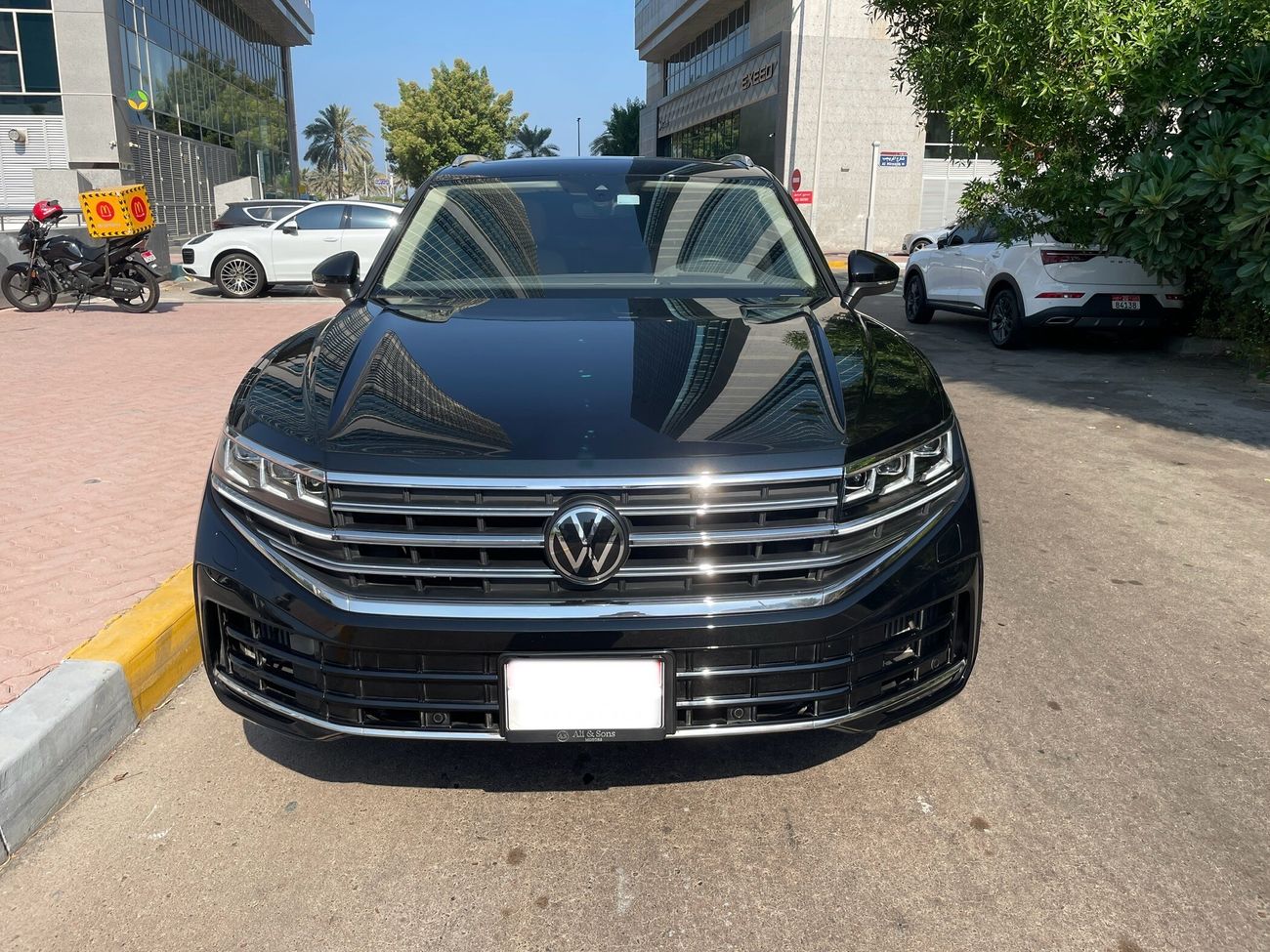 Volkswagen Touareg Elegance Plus (soft closing, Cruze control, full car plays, blind spot monitoring, multi colour ambi