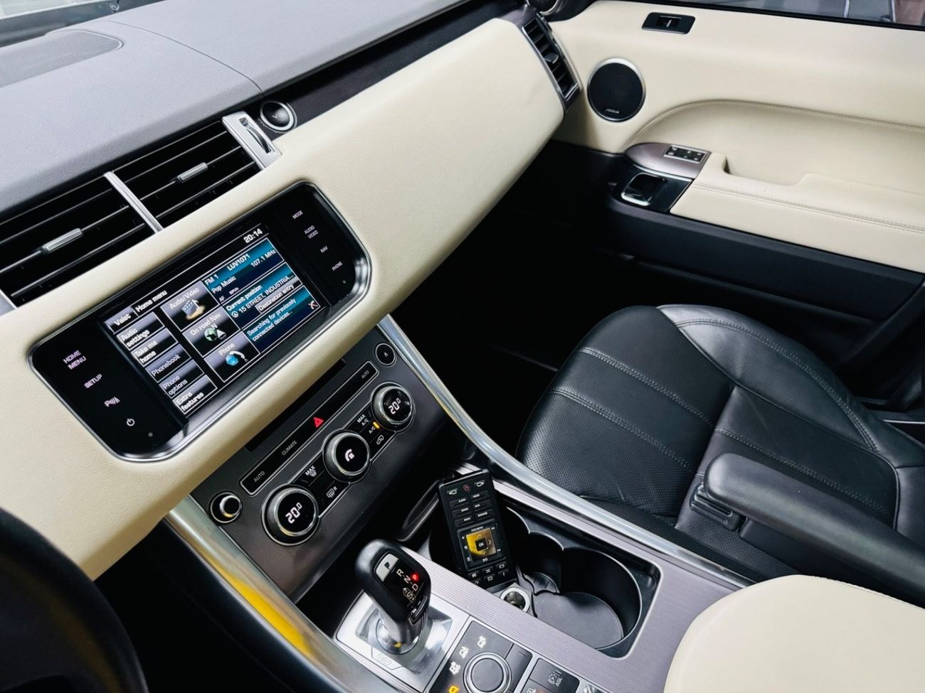 Land Rover Range Rover Sport GCC .. FSH .. V6 .. HSE .. 7 Seats .. DVD .. Top Range