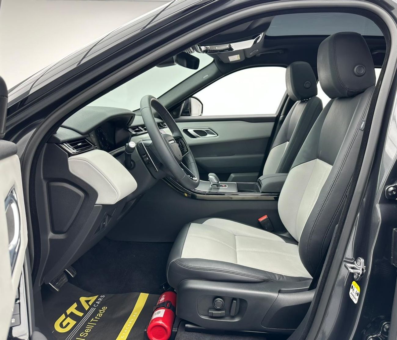 لاند روفر رينج روفر فيلار 2024 Range Rover Velar SE Dynamic P250, Oct/2029 Range Rover Warranty, Range Rover Full Service Hist