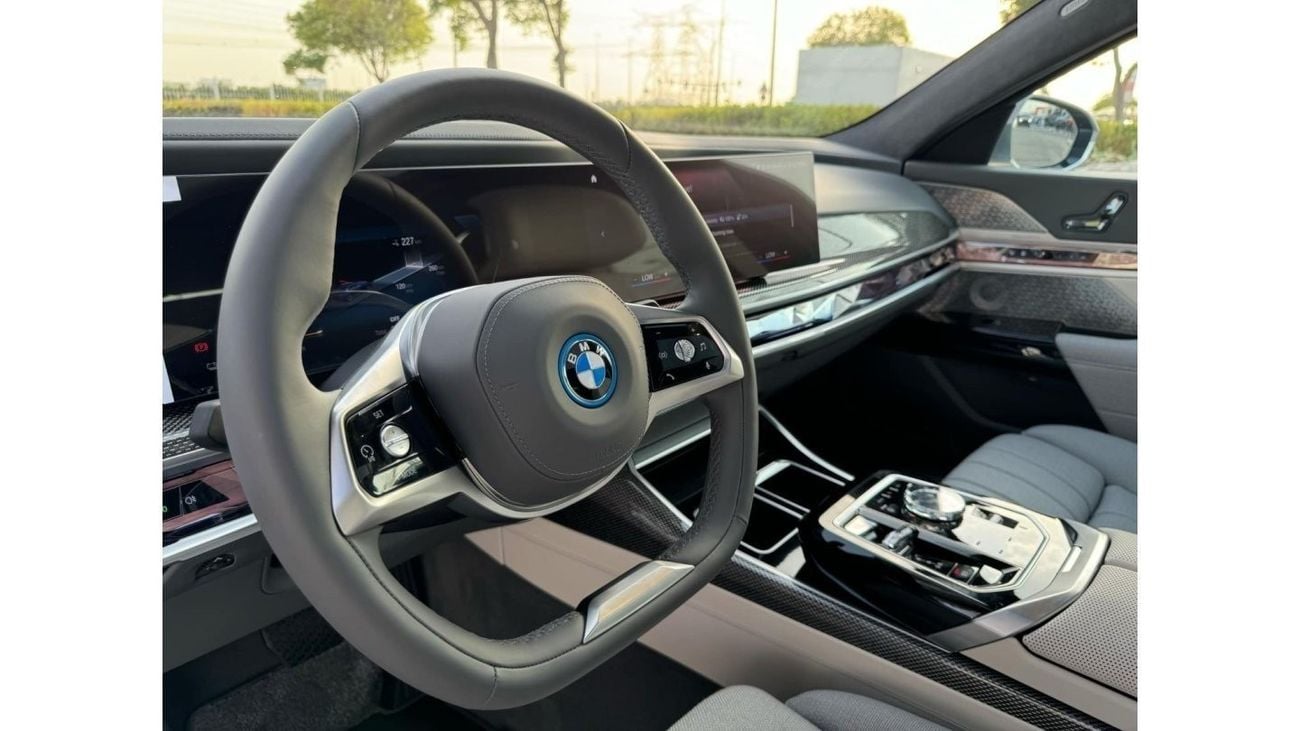 BMW i7 GCC SPEC UNDER WARRANTY AND SERVICE CONTRACT
