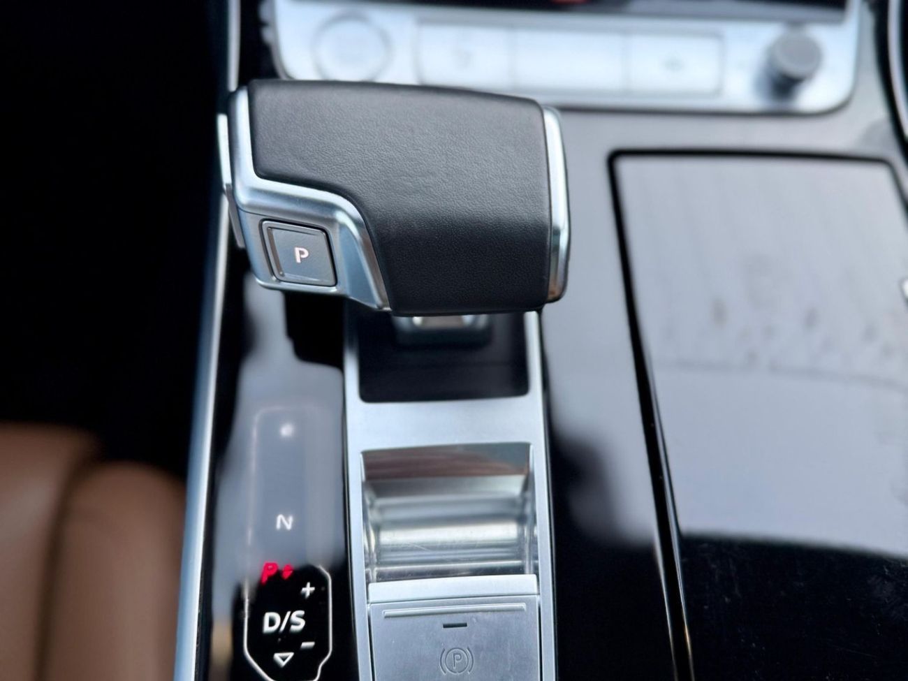 Audi A8 L 60 TFSI quattro 4.0L (460 HP)