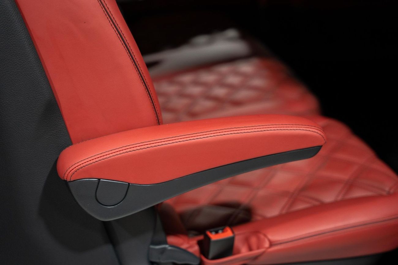 مرسيدس بنز V 300 NEW 2025 MODEL FACELIFT LUXURY EDITION MERCEDES GCC V300 with ADDITIONAL REAR AC - 2 YEARS WARRANTY