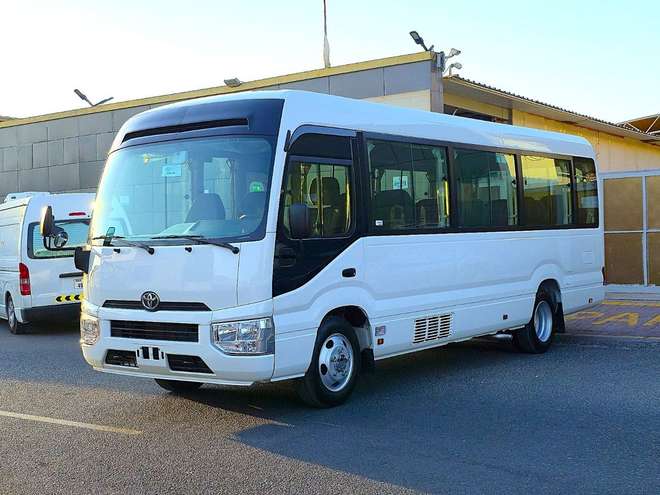 Toyota Coaster AL FUTAIM - TOYOTA COASTER PETROL 2.7 MT - AUTO DOOR - 23 SEATER  - 2025 MODEL - WHITE 