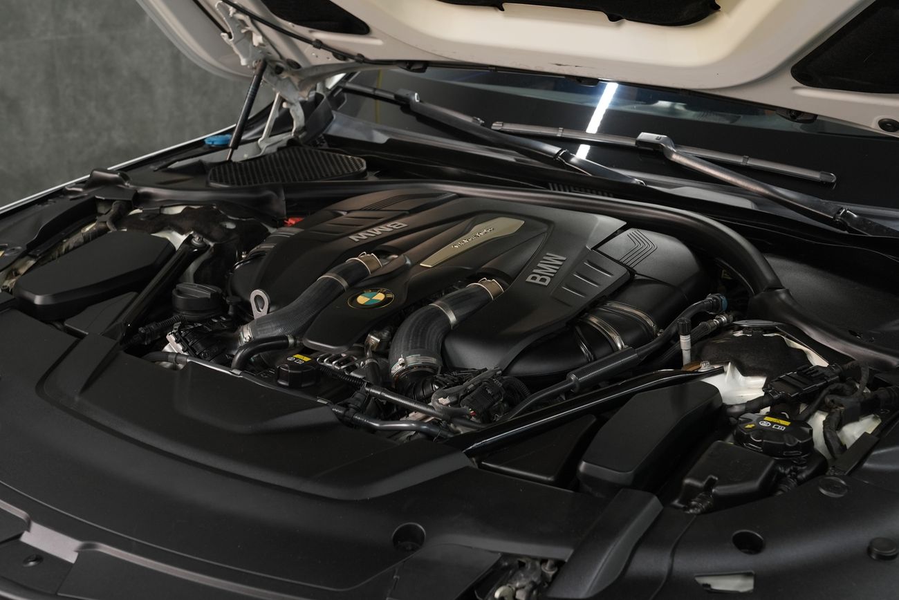 بي أم دبليو 750Li Luxury 4.4L (443 HP)