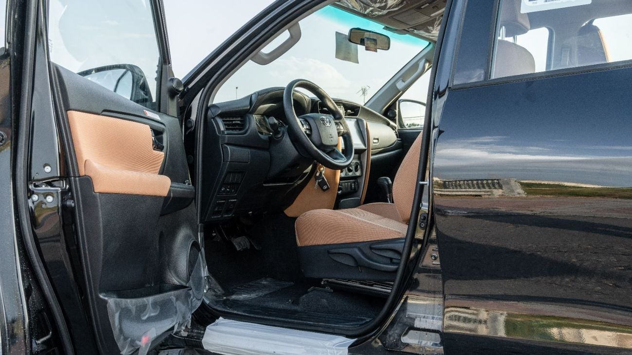 تويوتا فورتونر GX 2026 Toyota Fortuner GX 2.4L AT Diesel (Black-Tan)
